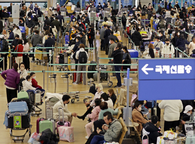 설 연휴를 이틀 앞둔 19일 오전 인천국제공항 제1여객터미널이 인파로 붐비고 있다. 인천국제공항공사는 설 연휴인 오는 20~24일 5일간 인천공항 이용객이 61만6천74명으로 예측됐다고 밝혔다. 이는 하루 평균 12만3천215명 수준으로, 지난해 설 연휴 이용객과 비교하면 1천290%가 늘어난 규모다. 연합뉴스