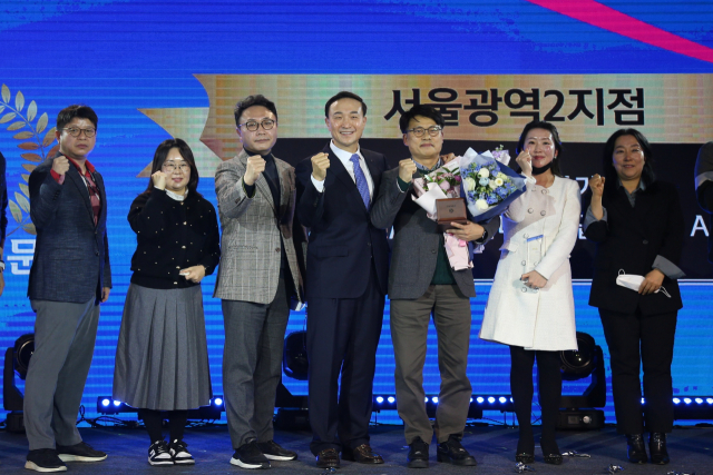 신한카드가 지난해 이룬 업적을 축하하는 '2022년 업적평가대회'를 서울 종로구 HW컨벤션에서 지난 18일 개최한 가운데 문동권(왼쪽 네 번째) 신한카드 사장이 조직 부문에서 수상한 조직장들과 파이팅을 외치고 있다. 사진 제공=신한카드