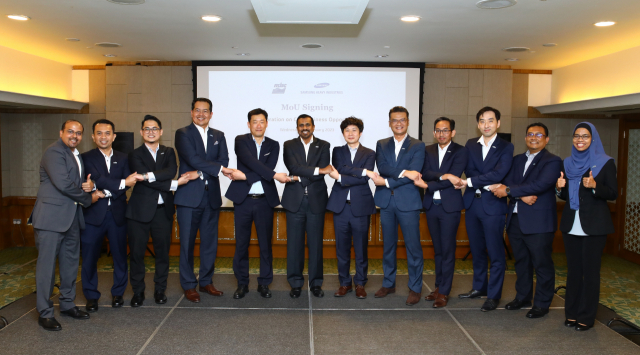 삼성중공업과 말레이시아 MISC 관계자들이 18일(현지 시간) 말레이시아 쿠알라룸푸르에서 부유식 이산화탄소 저장 설비 개발을 위한 협약을 맺고 있다. 사진 제공=삼성중공업