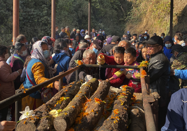 네팔 여객기 추락사고 희생자들의 유족과 친지들이 18일(현지 시간) 네팔 포카라에서 마지막 추모 의식을 치르고 있다. 앞서 승객 68명과 항공사 직원 4명을 태운 카트만두발 여객기가 지난 15일 포카라 신축 국제공항에 접근하다가 인근 협곡에 추락했다./연합뉴스
