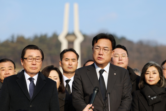 정진석 국민의힘 비상대책위원장이 19일 광주 북구의 국립5·18민주묘지를 참배한 뒤 발언하고 있다. 연합뉴스