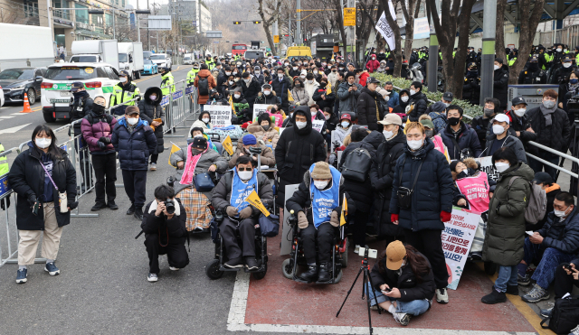 전국장애인차별철폐연대(전장연) 회원들이 19일 오후 서울 서초구 남부터미널 앞에서 시외버스 이동권 촉구 집회를 열고 있다.