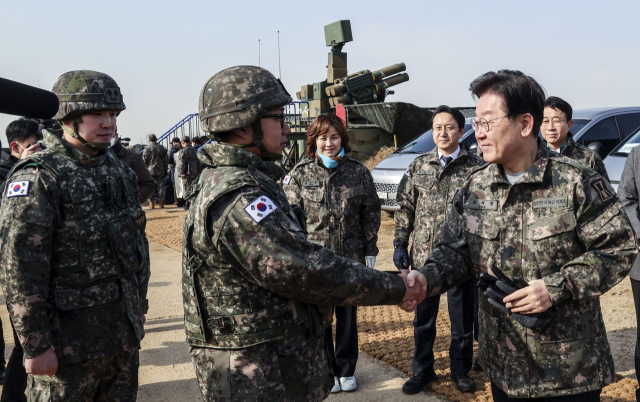 이재명 더불어민주당 대표가 19일 오후 경기도 파주의 방공부대를 방문해 단거리 지대공 유도미사일 천마 등을 살펴본 뒤 장병을 격려하고 있다. 국회사진기자단