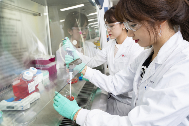 LG화학 생명과학본부 연구원들이 서울 마곡의 R&D 캠퍼스에서 약물 연구를 하고 있다. 사진제공=LG화학