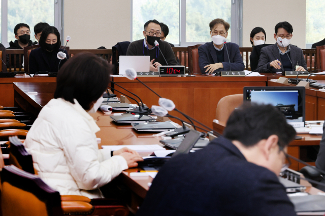 19일 국회에서 열린 국회 정치개혁특별위원회 전문가 공청회에서 발제자로 참석한 전문가들이 선거제 개편에 대한 의견을 밝히고 있다. / 연합뉴스