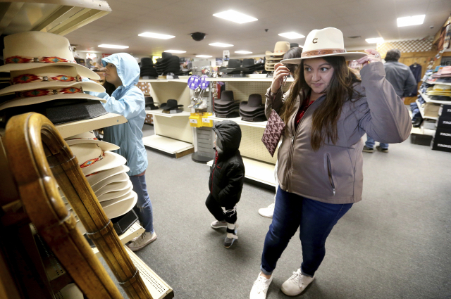미국 아이오와주의 한 쇼핑몰에서 고객이 모자를 쓴 자신의 모습을 살펴보고 있다. AP연합뉴스