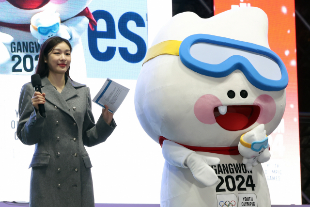 19일 평창에서 ‘2024 강원 동계청소년올림픽대회’ 홍보대사인 김연아씨가 마스코트인 ‘뭉초’를 소개하고 있다. 사진 제공=문체부