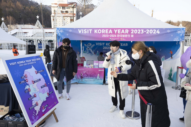 19일 평창에서 열린 ‘2023 윈터 코리아 페스티벌 데이’에 참가한 관람객이 게임을 진행중이다. 사진 제공=한국관광공사