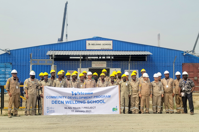 나아지리아에 개설된 대우건설 용접학교 1차수 교육생이 단체촬영을 하고 있다. 대우건설 제공