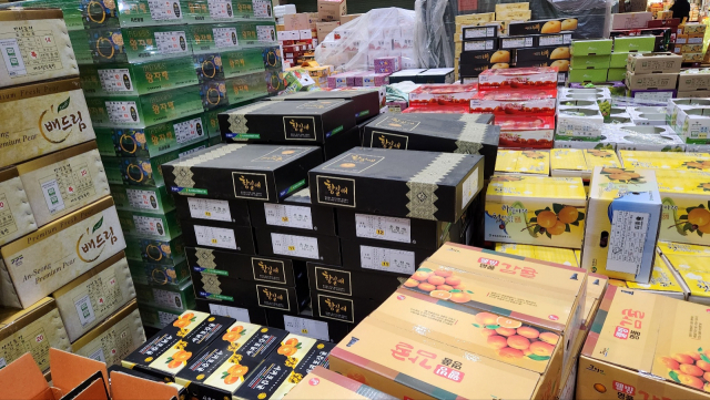 20일 오전 6시 과일 상자들이 서울 강서구 강서농산물도매시장 한가운데 쌓여 있다. 사진=이건율 기자