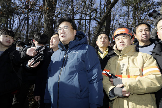 정진석 국민의힘 비상대책위원장이 20일 오전 서울 강남구 개포동 구룡마을 4구역을 찾아 화재현장을 살펴보고있다. /연합뉴스