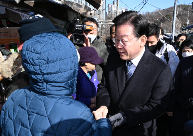 이재명 더불어민주당 대표가 20일 오전 화재가 발생한 서울 강남구 개포동 구룡마을을 방문해 주민과 인사하고 있다. /연합뉴스