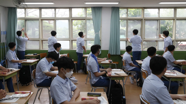 코로나19가 유행하기 시작한 2020년 울산의 한 고등학교에서 학생들이 창문을 열고 교실을 환기시키고 있다. 연합뉴스