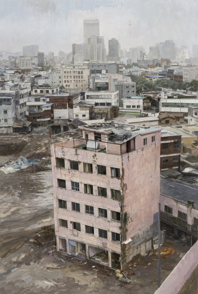 정재호의 2022년작 '모습(Guise)'은 종로구 예지동의 낡은 건물이 주인공이다. 그림 속 분홍색 건물은 최근 철거돼 더이상 볼 수 없는 풍경을 남겼다. /사진제공=초이앤초이갤러리