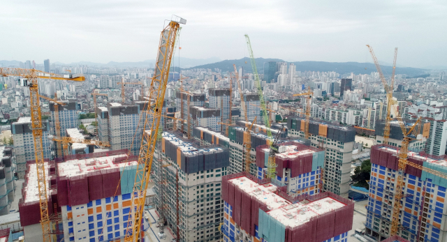 서울 시내 한 건설현장에 설치된 타워크레인 모습/연합뉴스