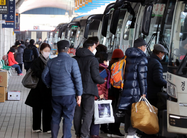설 연휴를 하루 앞둔 20일 오후 부산 금정구 노포동 종합버스터미널에서 귀성객 등 시민들이 버스에 오르고 있다. 연합뉴스