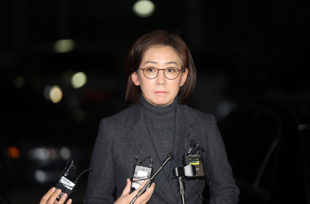 나경원 전 의원이 19일 자택으로 들어서며 취재진의 질문을 받고 있다. / 연합뉴스