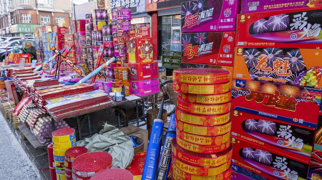 중국 도시의 가게에 쌓여 있는 폭죽들. 바이두