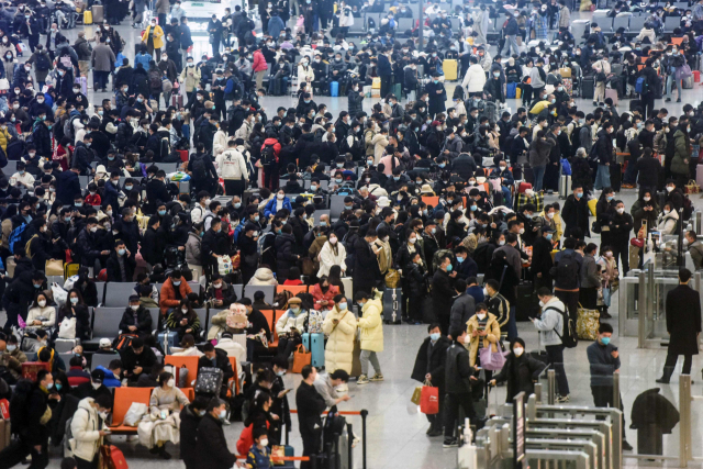 중국 최대 명절 춘제(음력설)를 이틀 앞둔 20일 저장성 항저우 동역에서 승객들이 기차를 기다리고 있다. 연합뉴스