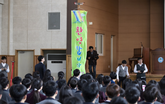 서울 한 중학교에서 입학식이 열리고 있다. 연합뉴스