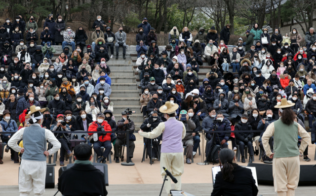 [설날 풍경] 공원묘지·도로는 성묘·귀경길로 '북적'…스키장·관광지·도심은 흐린 날씨 탓에 '한산'