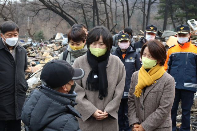 이정미 정의당 대표와 이은주 원내대표가 22일 화재가 발생한 서울 강남구 개포동 구룡마을 4구역을 찾아 현장을 방문, 설명을 듣고 있다. /사진제공=정의당