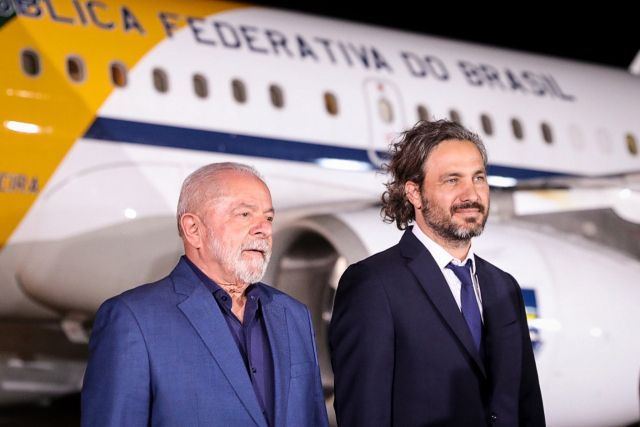 루이스 이나시우 룰라 다 시우바(왼쪽) 브라질 대통령이 오는 24일(현지 시간) 아르헨티나 부에노스아에리스에서 개최되는 라틴아메리카·카리브해 국가공동체(CELAC) 정상회의에 참석하기 위해 22일 현지 공항에 도착해 산티아고 카피에로 아르헨티나 재무장관의 영접을 받고 있다. EPA연합뉴스