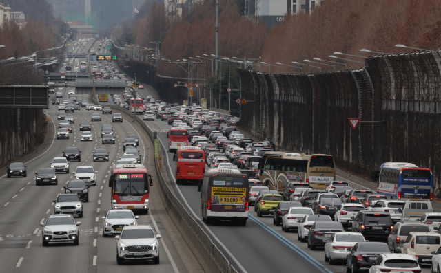 22일 오전 경부고속도로 서울 잠원IC 부근 하행선(오른쪽)에 차량들이 줄지어 늘어서 있다. 연합뉴스
