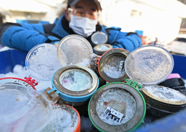 한파가 이어지고 있는 18일 서울 종로구 효자가압장에서 동파된 수도계량기를 관계자들이 정리하고 있다./성형주 기자 2022.12.18