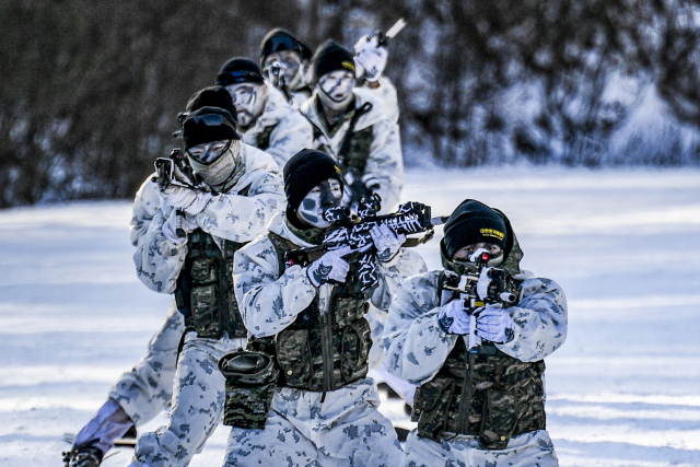 해병대 수색대대원들이 지난 2일부터 진행 중인 설한지 훈련에서 텔레마크 스키를 활용해 안전지대로 이동하고 있다. 사진제공=해병대