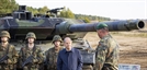 올라프 숄츠(가운데) 독일 총리가 지난해 10월 니더작센주 오스텐홀츠에서 군인들에게 ‘레오파드 2' 전차에 대한 설명을 듣고 있다. AP연합뉴스