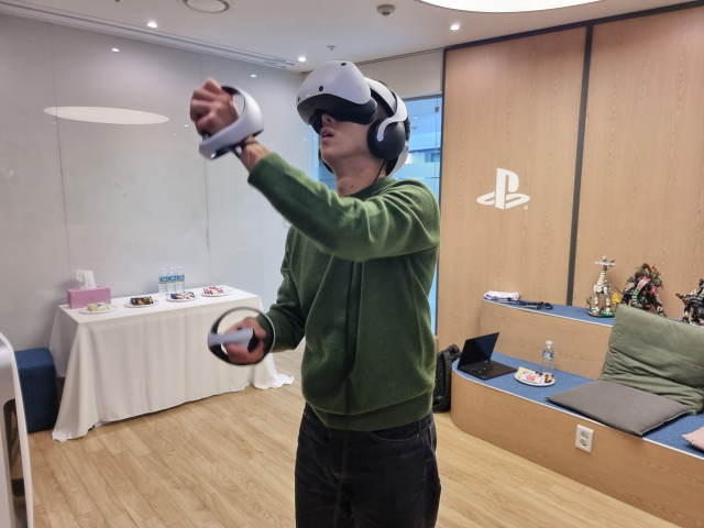 본지 기자가 지난 18일 서울 강남구 소니인터랙티브엔터테인먼트코리아(SIEK) 사무실에서 플레이스테이션 VR2를 체험하는 모습.허진 기자
