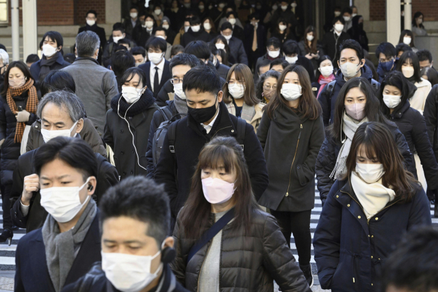마스크를 쓰고 출근하는 일본 시민들. AP연합뉴스