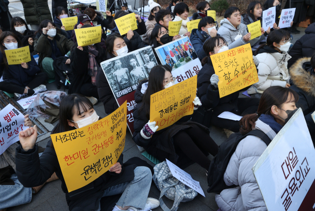 서울 종로구의 옛 일본대사관 앞에서 18일 열린 제1579차 일본군성노예제 문제 해결을 위한 수요 시위에서 참가자들이 구호를 외치고 있다. 연합뉴스