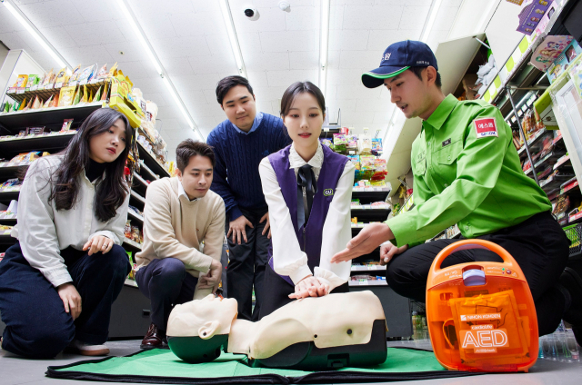 재난재해가 잇따르자 자동심장충격기(AED)에 대한 관심이 높아지는 가운데 에스원(오른쪽 첫 번째) 직원이 고객을 대상으로 기기 작동법 및 CPR 교육을 하고 있다. / 사진제공=에스원
