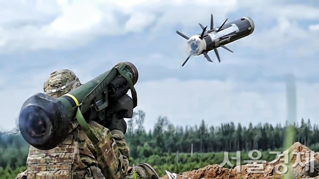 우크라이나 병사가 미국으로부터 지원받은 대전차미사일 'FGM-148 재블린'을 발사하고 있다. 유로마이단은 우크라이나 육군이 미국 등의 지원을 받아 재블린 발사기 등으로 러시아의 기갑병력을 저지하고 있다. /사진출처=유로마이단 트위터계정