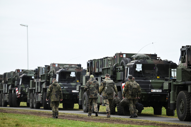독일 공군 요원들이 우크라이나 사태 속에서 폴란드에 배치할 패트리어트 대공무기체계를 수송하고 있다. 로이터·연합뉴스