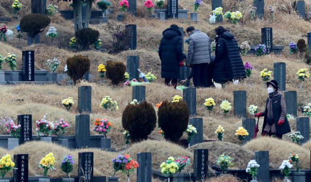 설을 앞두고 부산 금정구 영락공원에서 시민들이 성묘하고 있다. 연합뉴스