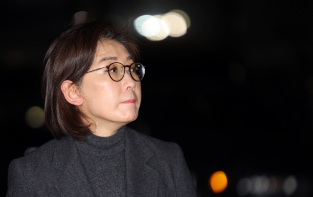 나경원 전 의원이 19일 서울 자택으로 들어서며 취재진의 질문을 받고 있다. / 연합뉴스