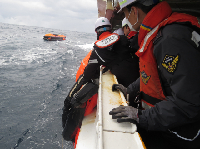 한일중간수역 침몰 홍콩 화물선 선원 22명 중 14명 구조 (종합)