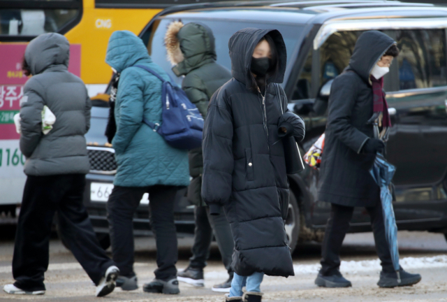 광주광역시 직장인들이 25일 오전 한파 속에서 출근하고 있다. 연합뉴스