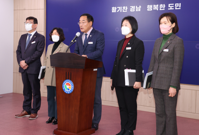 경남도 백삼종 여성가족국장이 25일 프레스센터에서 자립준비청년에 대한 맞춤형 자립 지원 및 두터운 사후관리와 맞벌이가정 등 양육 부담 경감을 위한 아이돌봄 서비스 강화 정책을 발표하고 있다. /사진제공=경남도