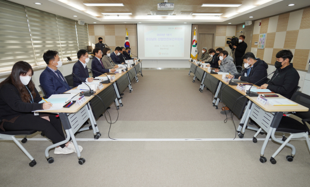 경남도가 25일 사용자 위원과 근로자 위원 등 20여 명이 참석한 가운데 ‘1분기 경상남도 산업안전보건위원회’를 개최하고 있다. /사진제공=경남도