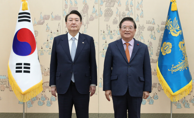 윤석열 대통령이 25일 서울 용산 대통령실 청사에서 우동기 국가균형발전위원회 위원장에게 위촉장을 수여한 뒤 기념촬영을 하고 있다./연합뉴스