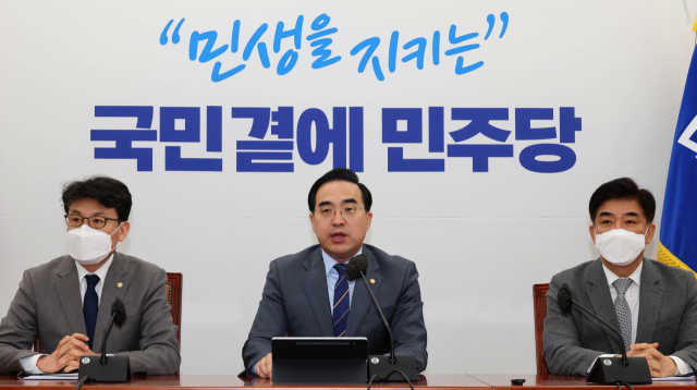 박홍근(가운데) 더불어민주당 원내대표가 26일 국회에서 열린 정책조정회의에서 발언하고 있다. /연합뉴스