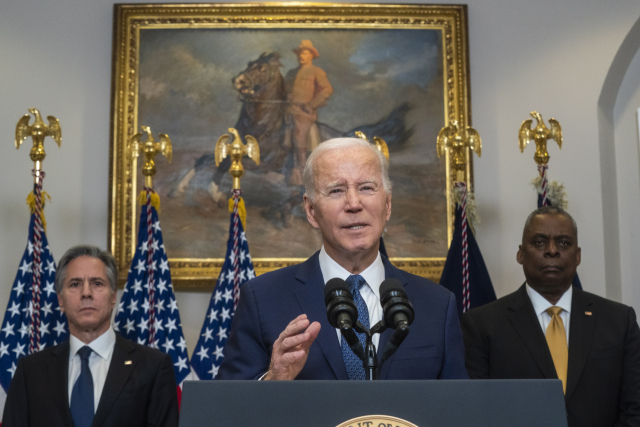 조 바이든(가운데) 미국 대통령이 25일(현지시간) 워싱턴DC 백악관 루스벨트룸에서 우크라이나 상황과 관련한 연설을 하고 있다. 바이든 대통령은 연설에서 