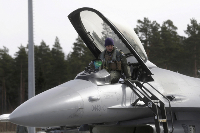 미 공군 510 전투비행대 소속 파일럿이 2015년 3월 26일(현지시간) 미국 아마리 공군기지에서 F-16 전투기 비행을 마친 후 하차하고 있다. 로이터연합뉴스