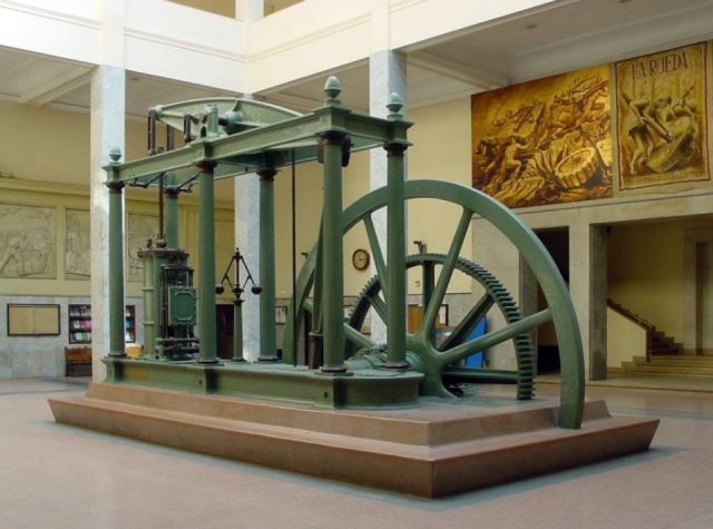 1705년 최초의 기계 동력장치인 토머스 뉴커먼의 증기기관 복원품.