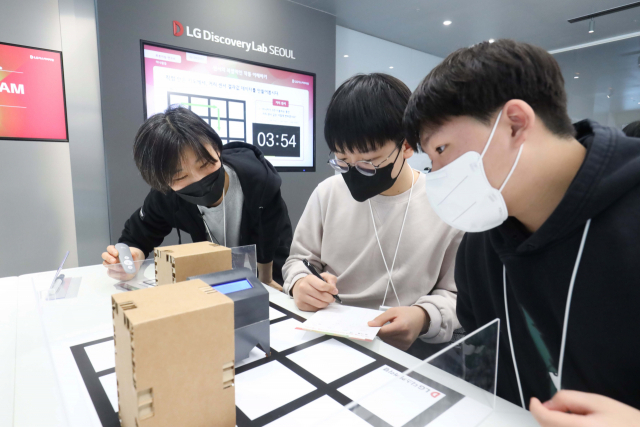 여성 AI 교육 강사가 26일 서울 마곡 LG디스커버리랩에서 청소년들에게 첨단 기술을 설명하고 있다. 사진 제공=LG