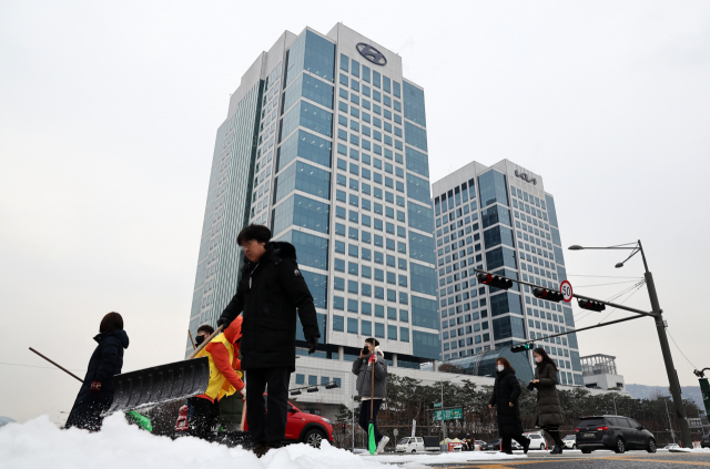 현대차는 26일 서울 양재동 본사에서 경영실적 컨퍼런스콜을 열어 연결 기준 작년 총매출이 전년 대비 21.2% 증가한 142조5275억원, 영업이익은 47.0% 늘어난 9조 8198억원을 기록했다고 밝혔다. 연합뉴스